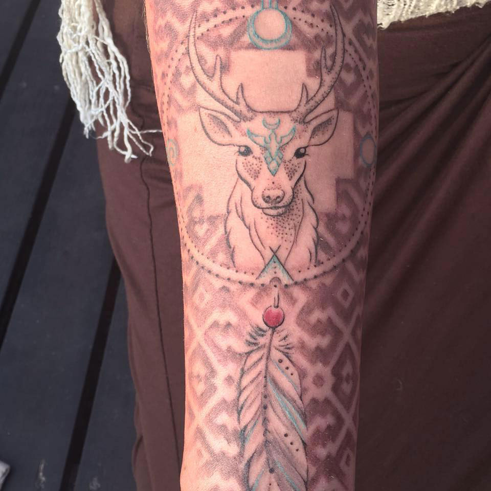 Tattoo Hirsch, Tatto Farbe, Tattoo Studio Allgäu, Kempten, Memmingen, Sonthofen, Haldenwang, Tätowierer Allgäu, Tätowiererin Allgäu, Kempten