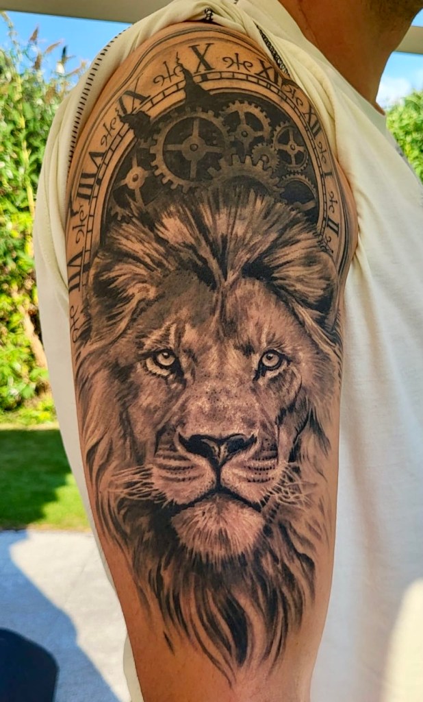 Tattoo Löwe, Tattoo Zahnräder, Tattoo Arm, Tattowierer Kempten, Allgäu, Bayern