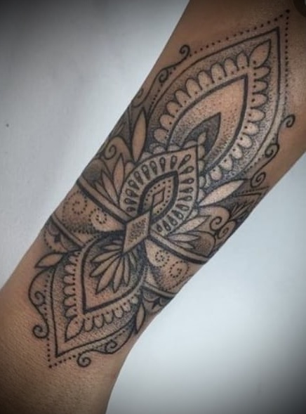 Tattoo Zeichen Arm, Tattoo Studio Allgäu, Kempten, Memmingen, Sonthofen, Haldenwang, Tätowierer Allgäu, Beste Tätowiererin Allgäu, Kempten