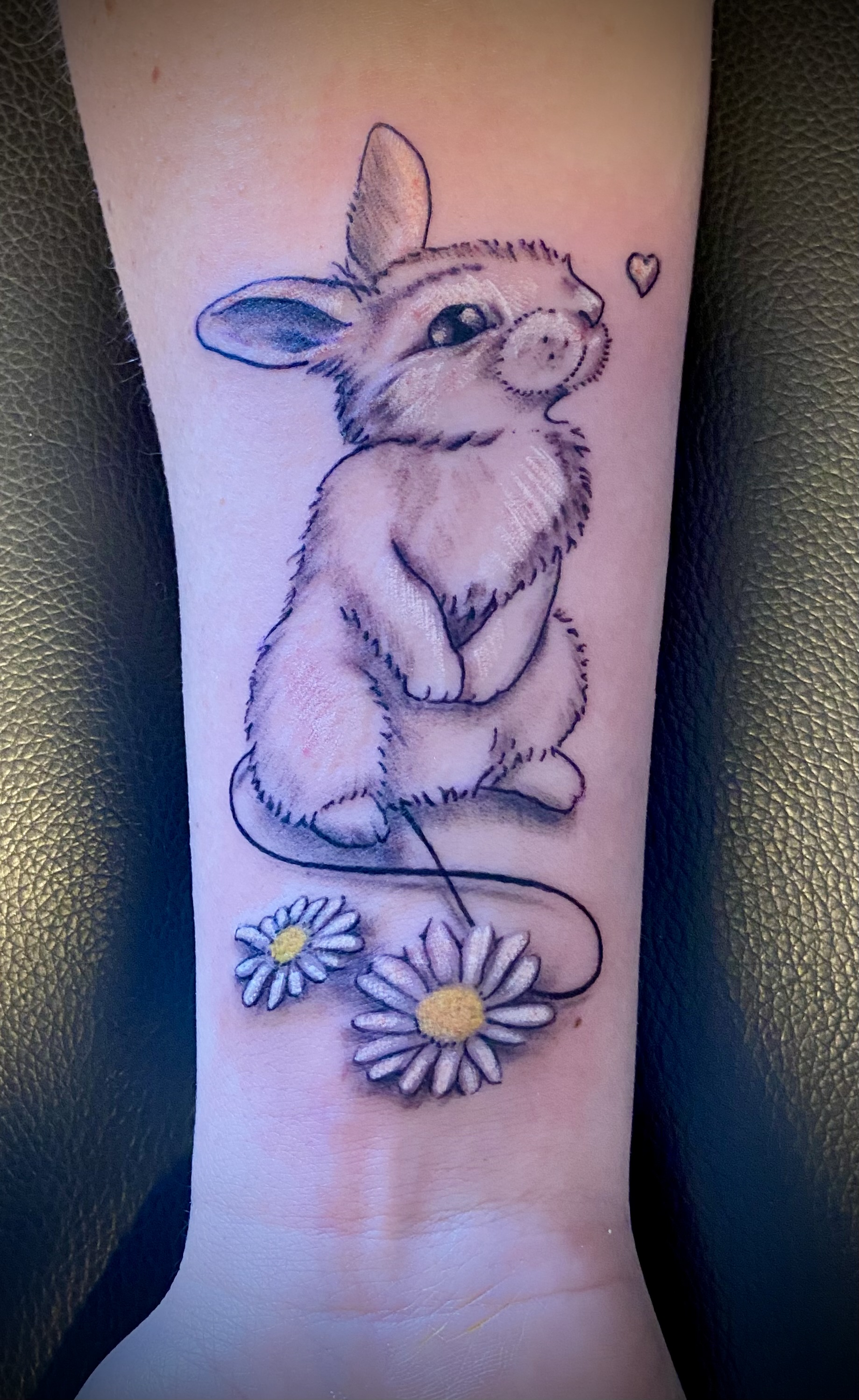 Tattoo Hase, niedlich, kunstvoll, Tattoo Studio Allgäu, Kempten, Memmingen, Sonthofen, Haldenwang, Tätowierer Allgäu, Beste Tätowiererin Allgäu, Kempten