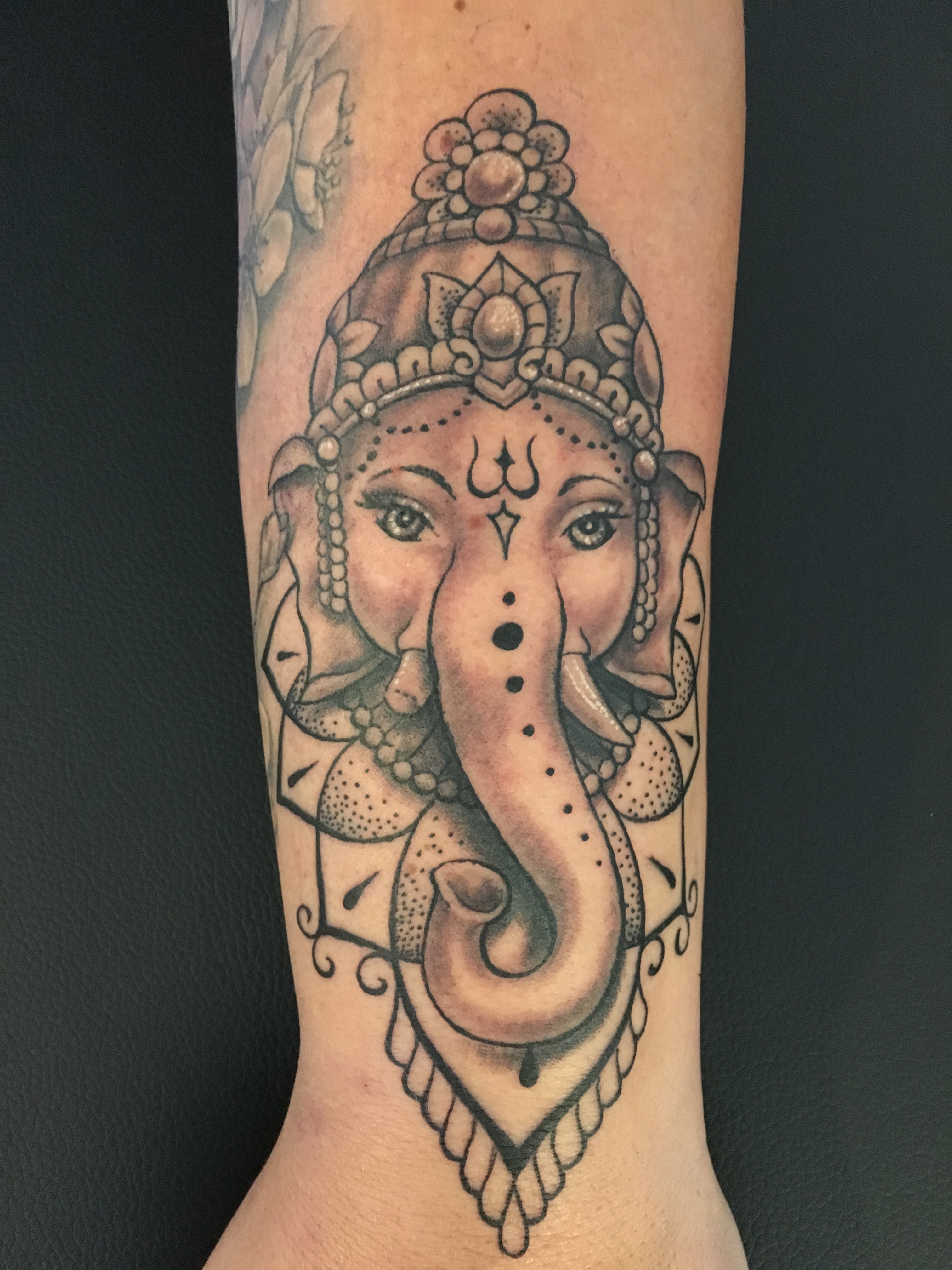 Tattoo Ganesha, Arm, Tattoo Studio Allgäu, Kempten, Memmingen, Sonthofen, Haldenwang, Tätowierer Allgäu, Beste Tätowiererin Allgäu, Kempten