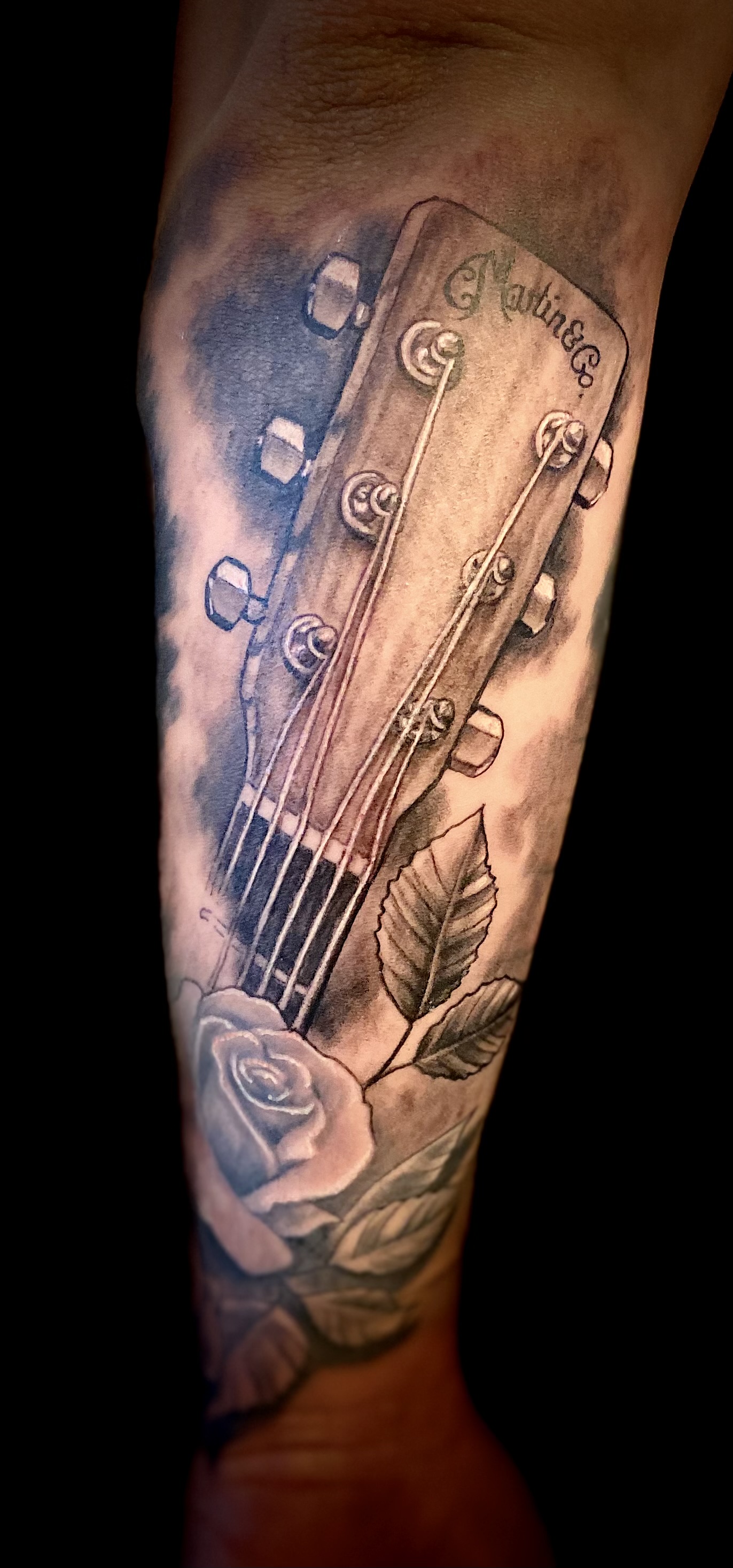 Tattoo Gitarre, Tattoo Studio Allgäu, Kempten, Memmingen, Sonthofen, Haldenwang, Tätowierer Allgäu, Beste Tätowiererin Allgäu, Kempten
