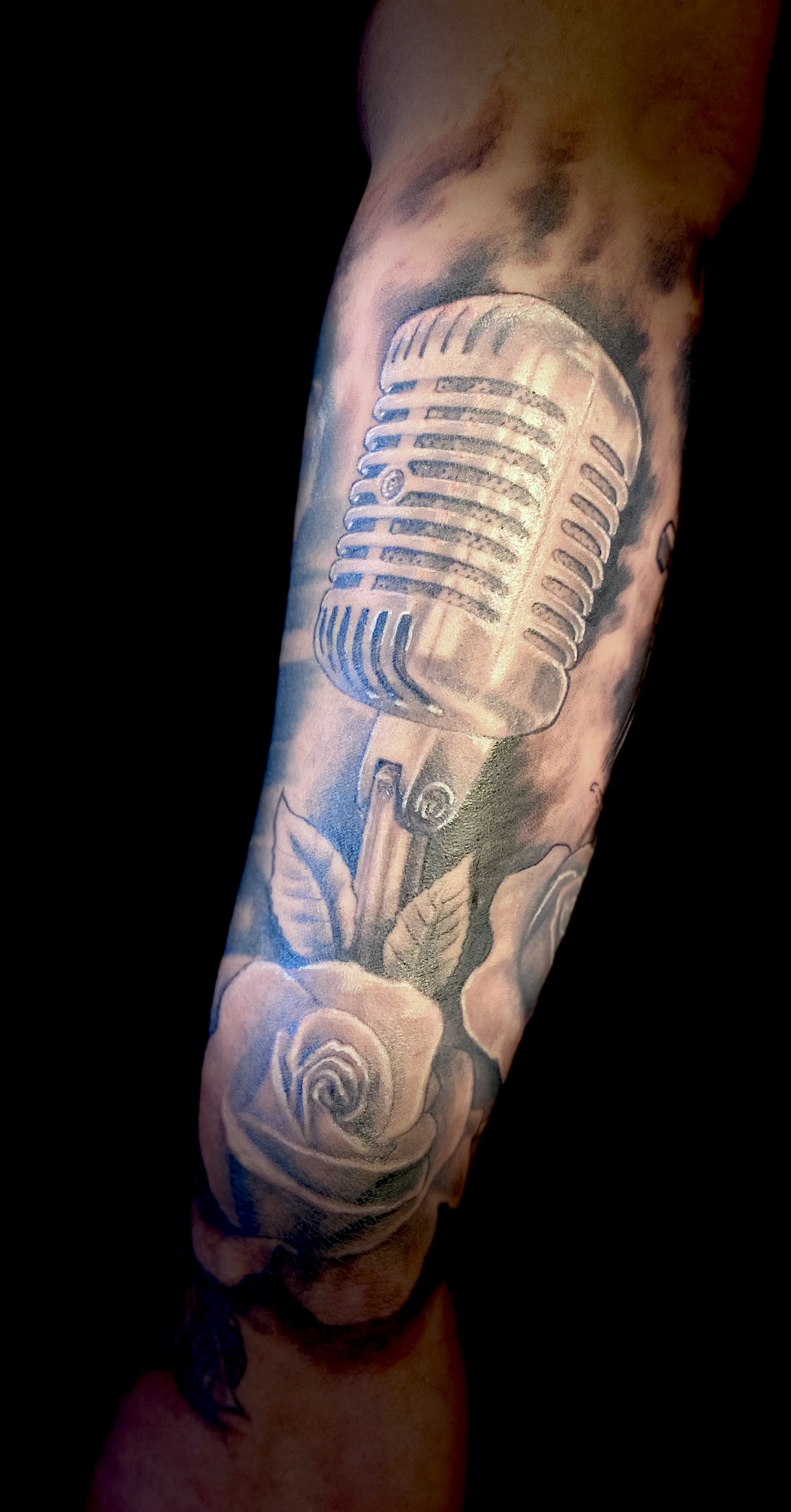 Tattoo Mikrophon, Tattoo Musik, Tattoo Studio Allgäu, Kempten, Memmingen, Sonthofen, Haldenwang, Tätowierer Allgäu, Beste Tätowiererin Allgäu, Kempten