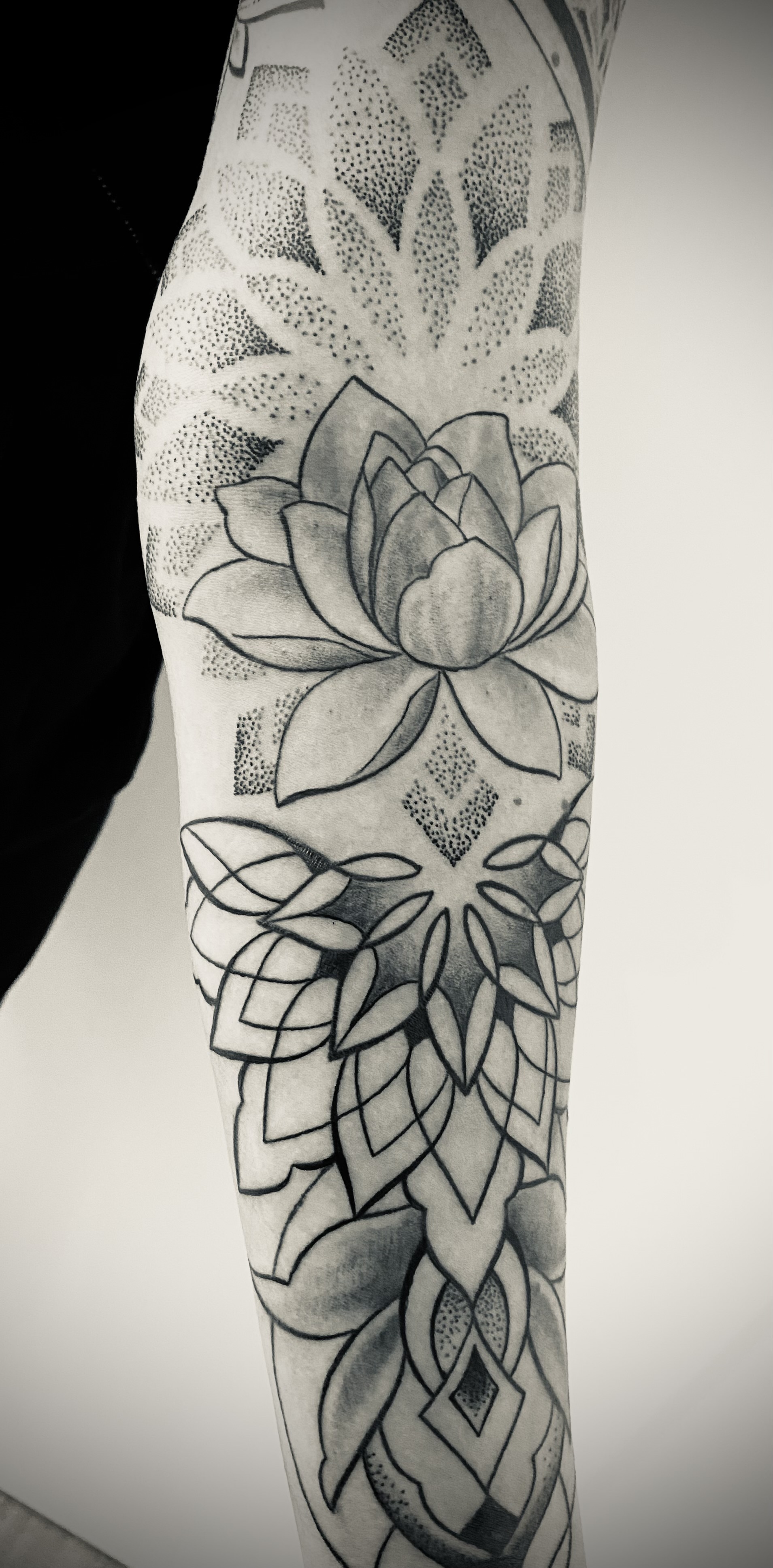 Tattoo Arm Lotus, Tattoo Studio Allgäu, Kempten, Memmingen, Sonthofen, Haldenwang, Tätowierer Allgäu, Beste Tätowiererin Allgäu, Kempten
