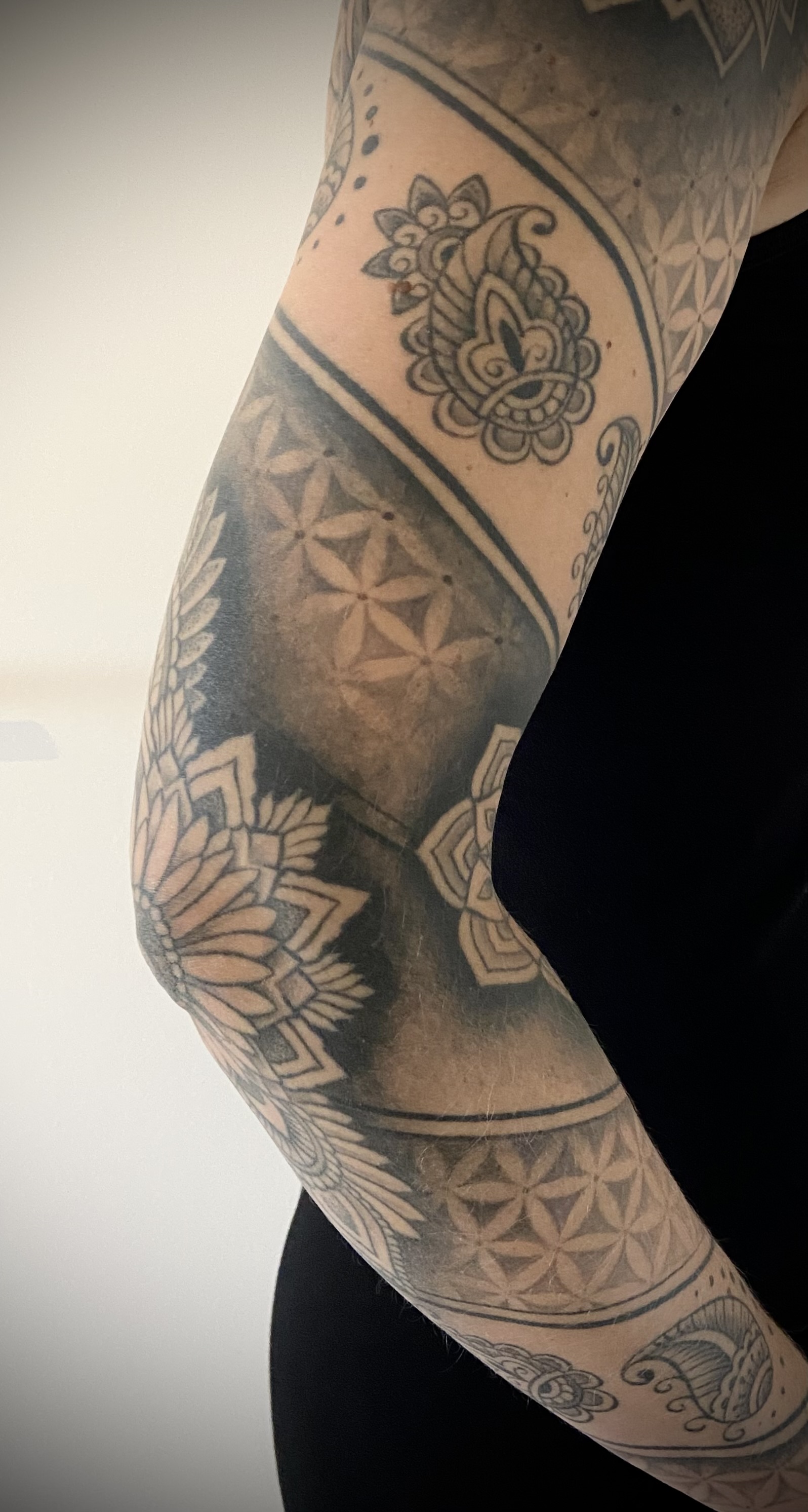 Tattoo Ellenbogen, Blume des Lebens, Tattoo Studio Allgäu, Kempten, Memmingen, Sonthofen, Haldenwang, Tätowierer Allgäu, Beste Tätowiererin Allgäu, Kempten