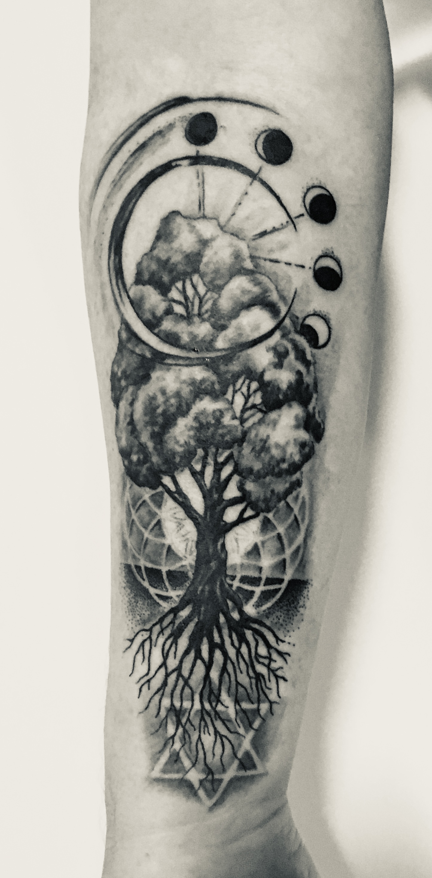 Tattoo Baum, Mond, Tattoo Studio Allgäu, Kempten, Memmingen, Sonthofen, Haldenwang, Tätowierer Allgäu, Beste Tätowiererin Allgäu, Kempten