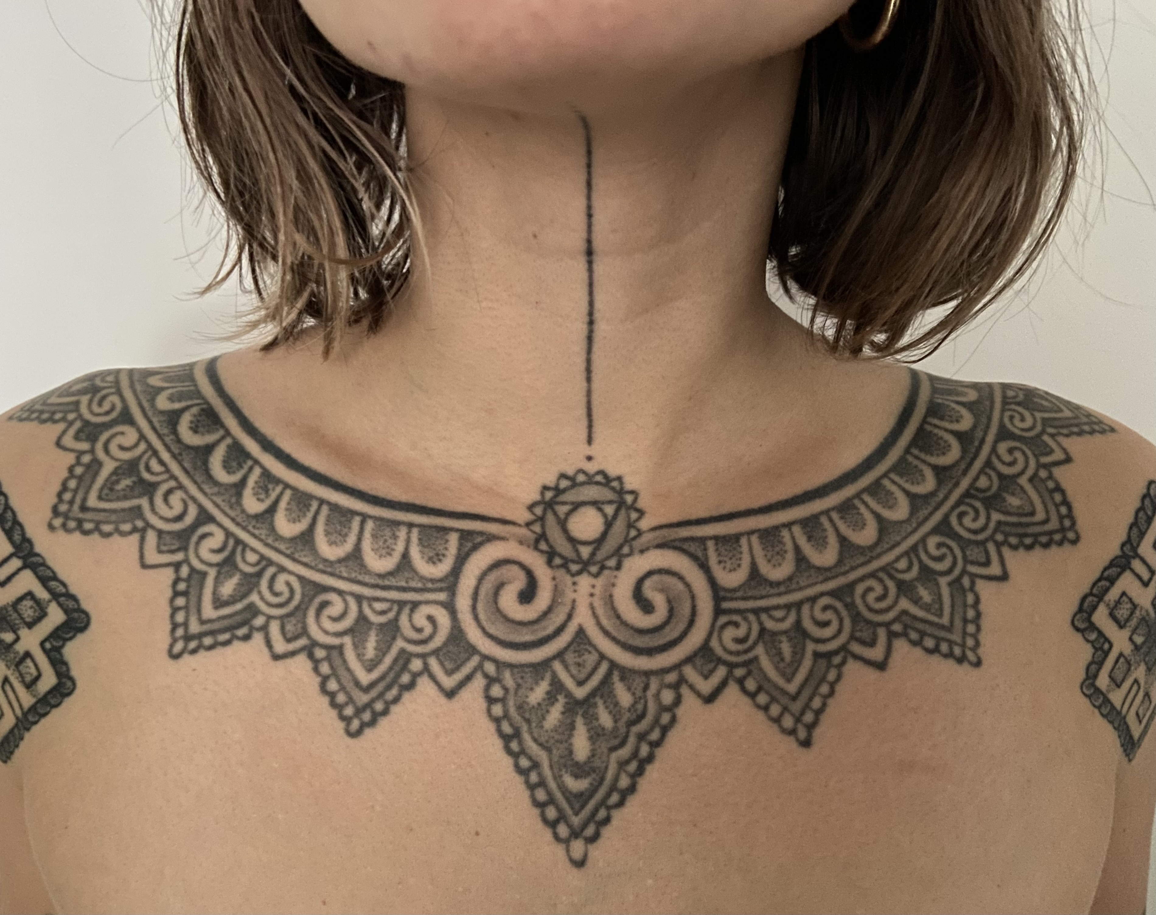 Tattoo Dekoltee, Tattoo Artist Kempten, Allgäu, Bayern