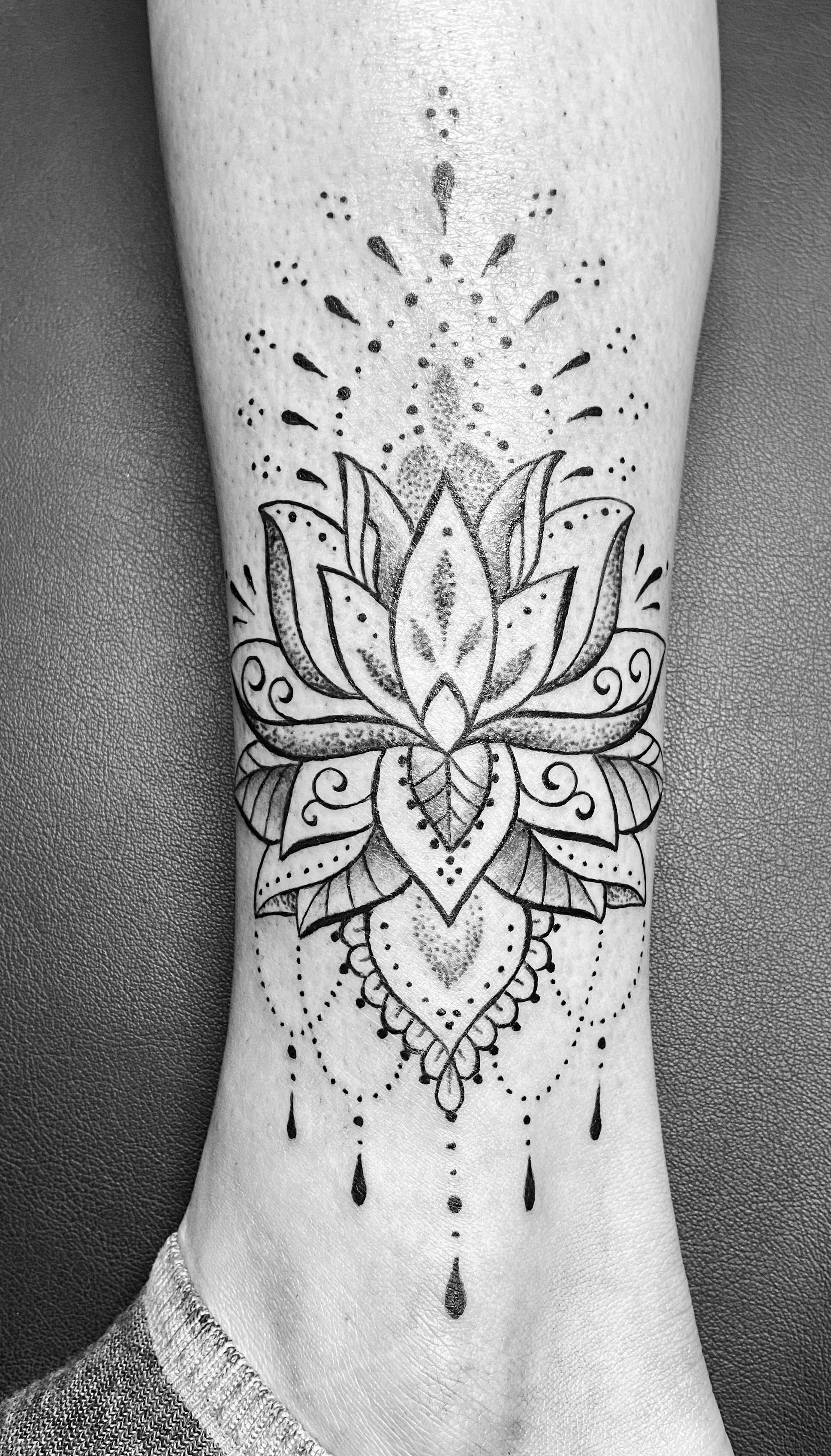 Tattoo Bein Mandala, Tattoo Lotus, Tattoo Studio Allgäu, Kempten, Memmingen, Sonthofen, Haldenwang, Tätowierer Allgäu, Beste Tätowiererin Allgäu, Kempten
