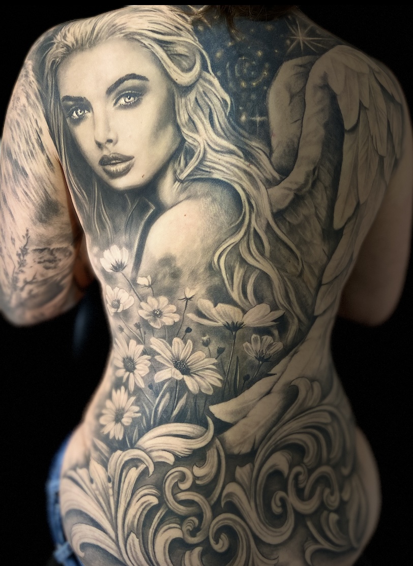 Tattoo Rücken Frau Blumen, Tattoo Studio Allgäu, Kempten, Memmingen, Sonthofen, Haldenwang, Tätowierer Allgäu, Beste Tätowiererin Allgäu, Kempten