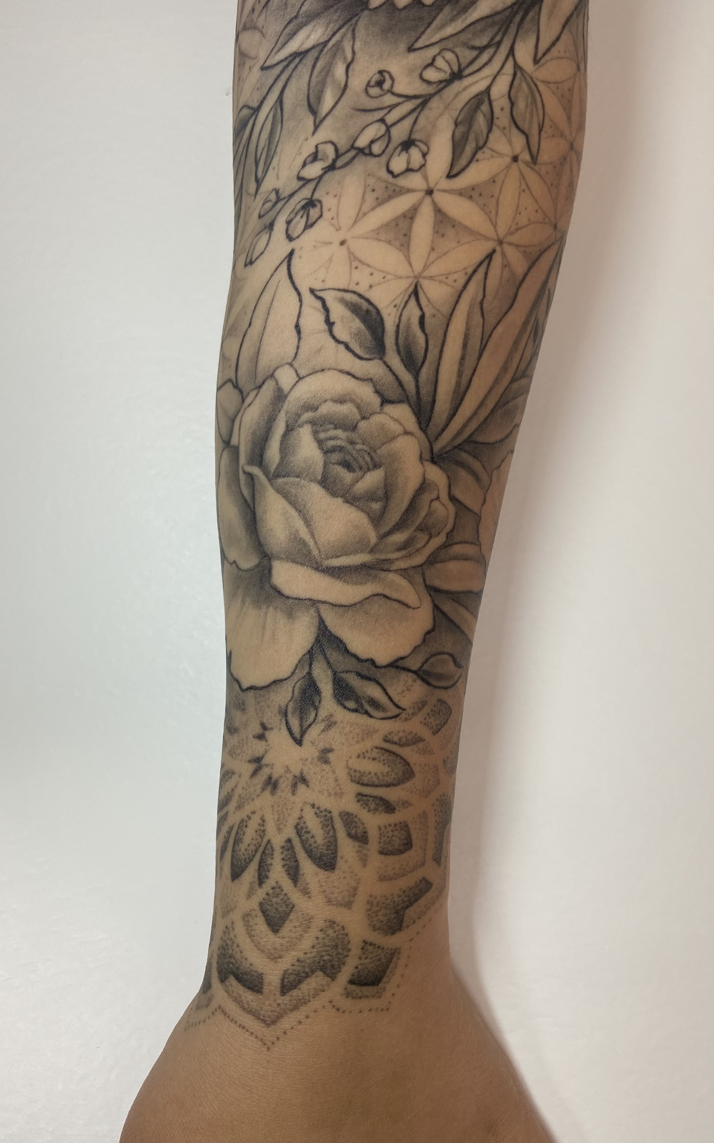 Tattoo Arm Blumen, Tattoo Studio Allgäu, Kempten, Memmingen, Sonthofen, Haldenwang, Tätowierer Allgäu, Beste Tätowiererin Allgäu, Kempten